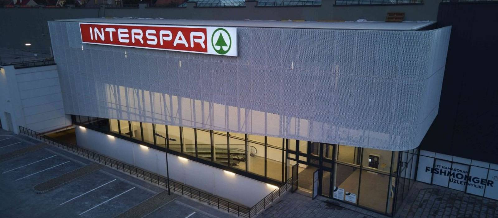 The INTERSPAR hypermarket in the GOBUDA Mall (formerly Eurocenter) shopping centre on Bécsi út has been renovated.